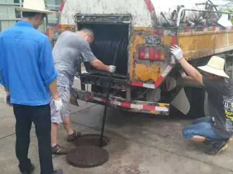 凤岗工业区清理化粪池、疏通厕所,高压车清通下水道